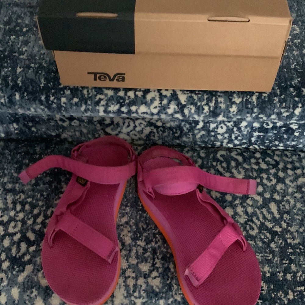 Size 7 Tevas